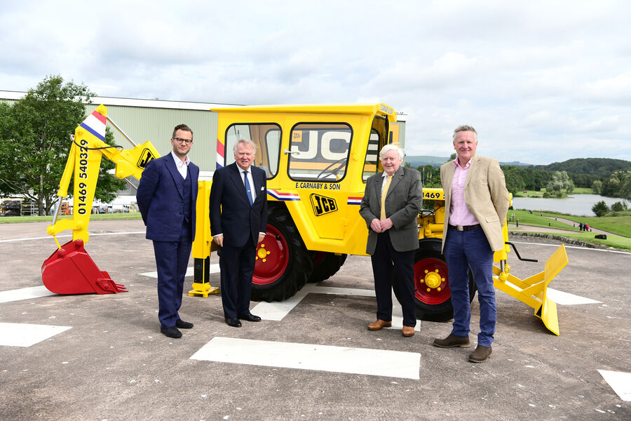 高光時刻！JCB復(fù)原61年前的兩頭忙贈送給客戶！
